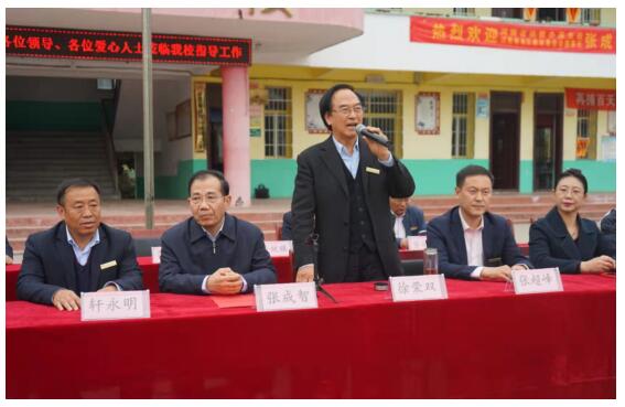 捐资助学献爱心 书香墨香进校园