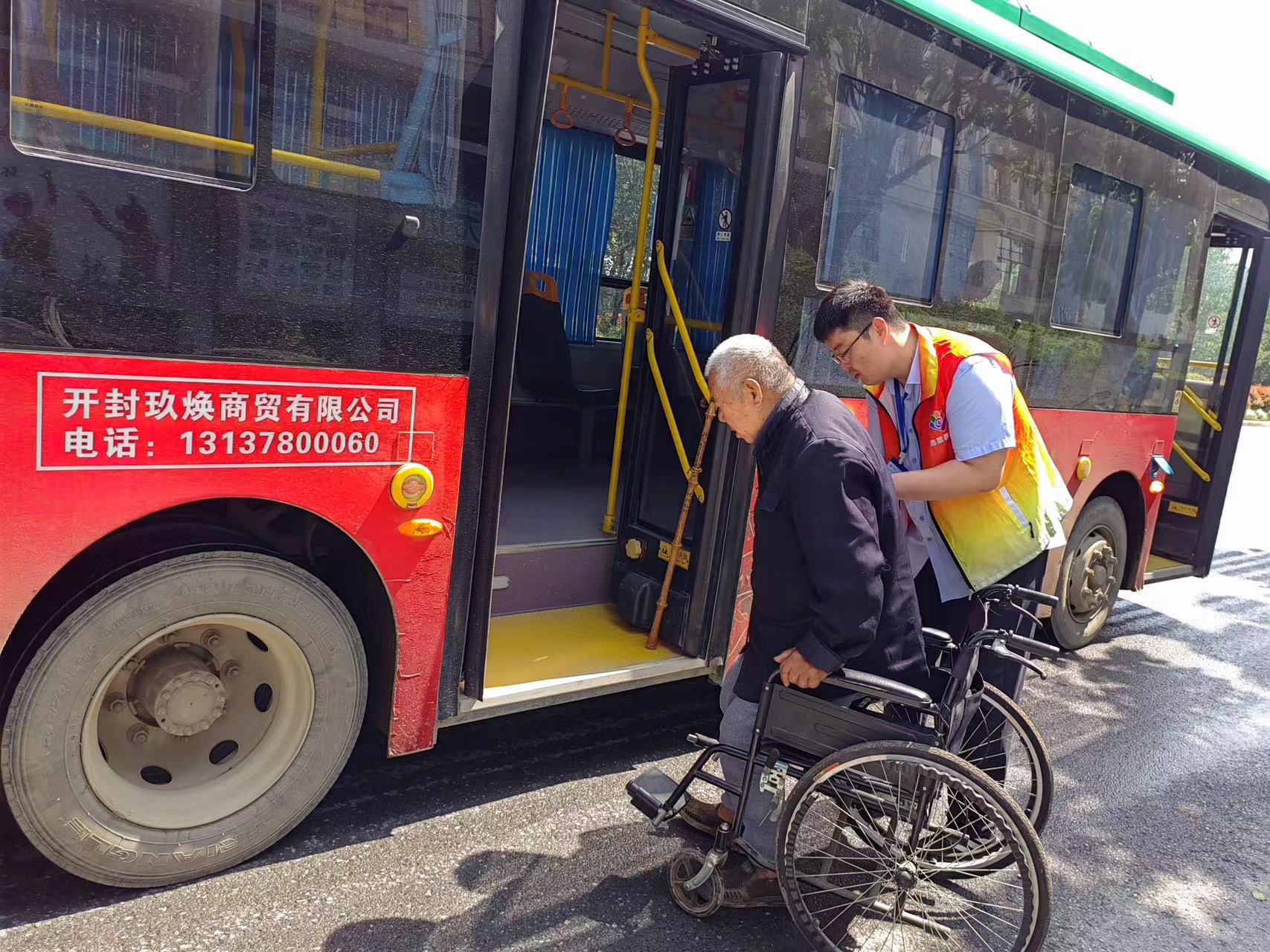 一腔热忱向老人 帮办服务暖人心