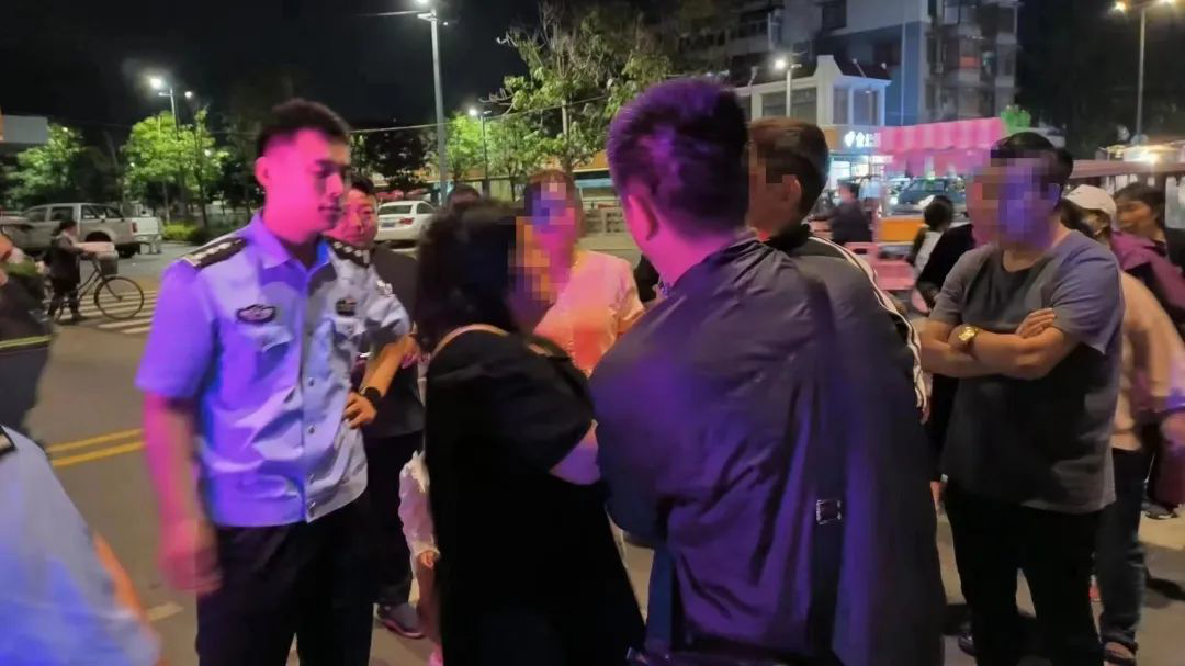 四岁萌娃走失急坏家长 民警帮助找回