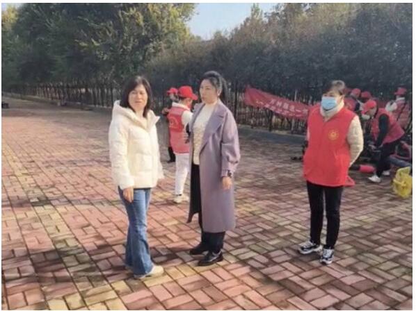 百姓甄选商贸部河南团队为濮阳市惠民社区盟城新区捐赠体育健身器材