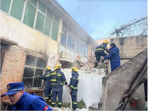 执勤中突遇火情 城管蓝破窗救火