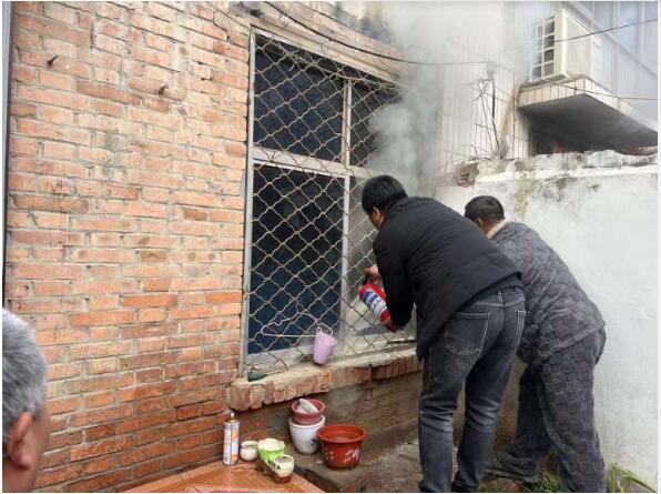 执勤中突遇火情 城管蓝破窗救火
